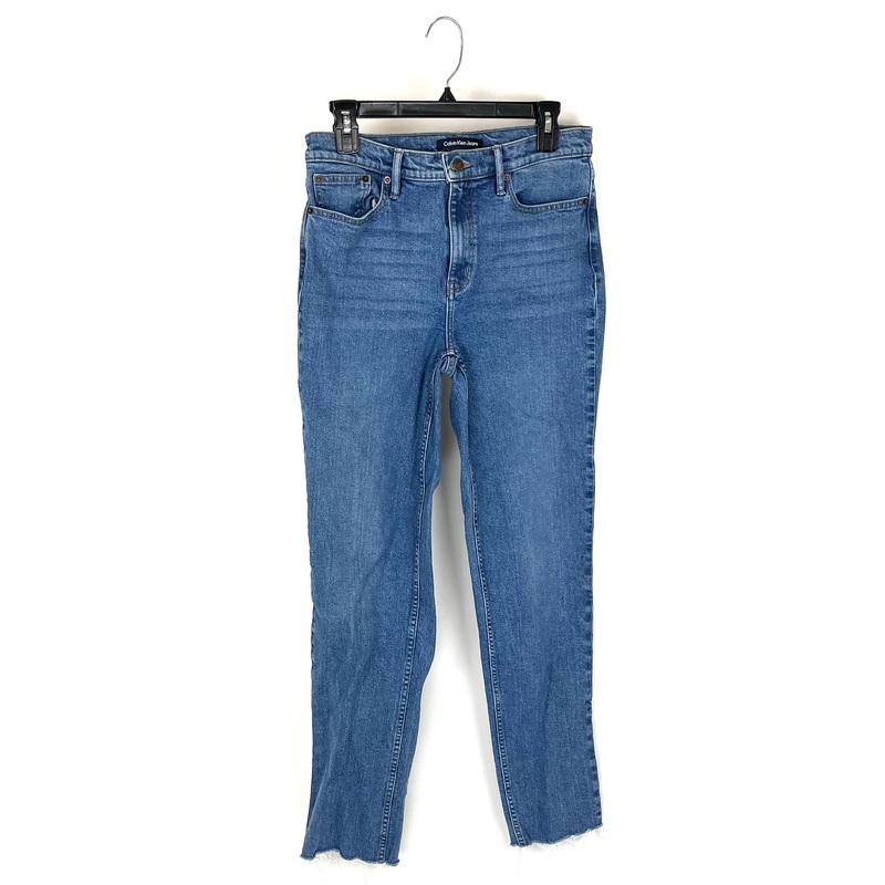Medium Wash Jeans – Size 28